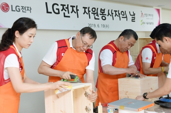LG전자 임직원들이 19일 서울 은평구에 위치한 은평재활원을 방문해 책장, 서랍장 등 가구를 직접 만들어 재활원에 전달했다. LG전자 대표이사 CEO 조성진 부회장(왼쪽 두 번째), 배상호 노조위원장(왼쪽 세 번째) [사진=LG전자]