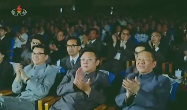 1983년 중국 방문 당시 김정일 위원장과 시진핑 주석의 아버지 시중신이 시 주석의 부인 펑리위안의 공연을 관람하고 있는 모습. [조선중앙TV]