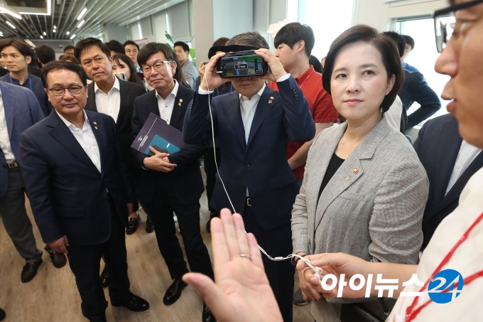 유은혜 교육부 장관(우)이 5G VR에 대한 설명을 듣고 있다 [사진=조성우 기자]