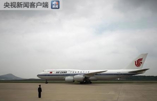 시진핑 중국 국가주석이 20일 오전 북한 순안공항에 도착, 방북 일정에 들어갔다. 사진은 전용기가 순안 공항에 도착한 모습. [CCTV]