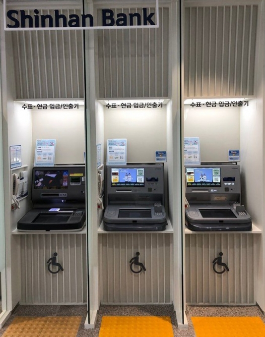신한은행은 자동화코너 ATM부스를 장애인용으로 전부 교체키로 했다.[사진=신한은행]