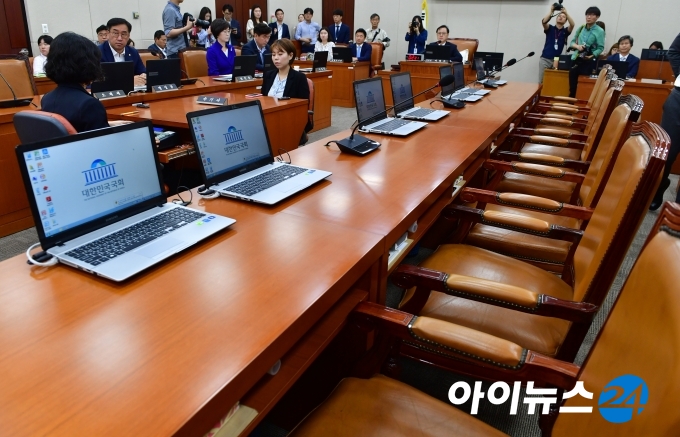 국회 보건복지위원회가 21일 전체회의를 열었지만 자유한국당의 불참으로 파행했다.