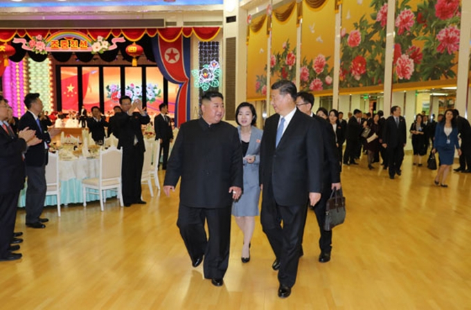 북한 노동신문은 지난 20일 김정은 국무위원장과 시진핑 중국 국가주석이 만찬을 했다고 21일 보도했다.  [뉴시스]