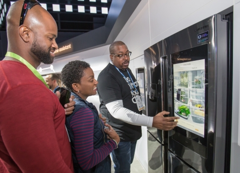 지난 1월 미국 라스베이거스에서 열린 세계최대 전자 전시회 CES2019에서 관람객들이 삼성전자 패밀리허브 냉장고를 살펴보고 있다. [사진=삼성전자]