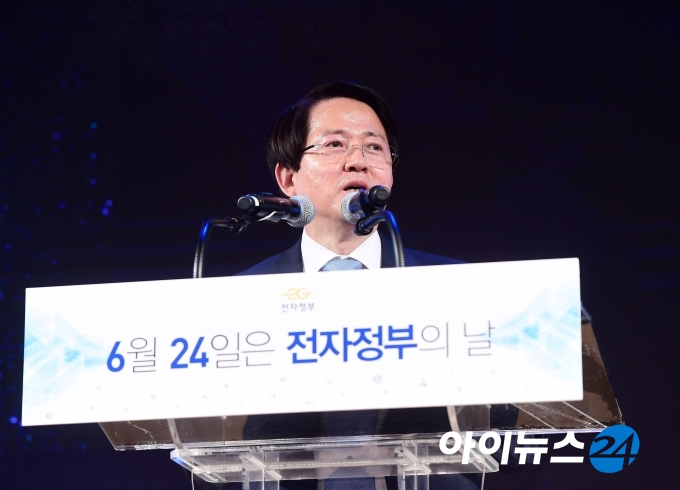 축사하는 김동욱 한국행정학회장.