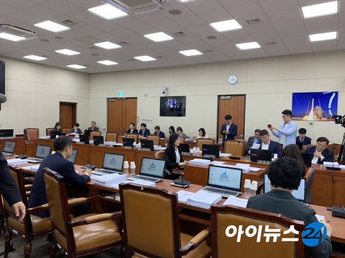 24일 국회 과방위가 자유한국당 의원이 불출석한 상태서 열렸다