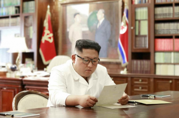 북한 노동신문이 23일 도널드 트럼프 미국대통령이 친서를 보내왔다며, 김정은 국무위원장이 친서를 읽는 모습의 사진과 함께 보도했다.  [뉴시스]