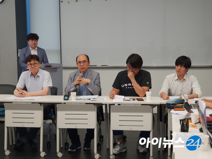 위정현 공대위 위원장(왼쪽 두번째)가 25일 서울 강남구 토즈에서 열린 긴급 기자간담회에서 발언하고 있다.