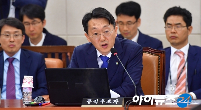 김현준 국세청장 후보자가 26일 국회 기획재정위원회 인사청문회에 출석, 의원들의 질의에 답변하고 있다.