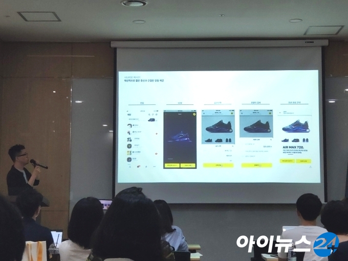 26일 오전 서울 광화문 인근에서 열린 카카오의 '톡보드' 관련 기자간담회에서 이종원 카카오 사업전략팀장이 이용자의 구매 프로세스를 소개하고 있다.