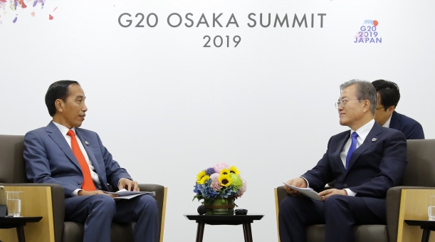문재인 대통령이 28일 오사카 국제컨벤션센터 인텍스 오사카에서 조코 위도도 인도네시아 대통령과 정상회담을 하고 있다. [뉴시스]