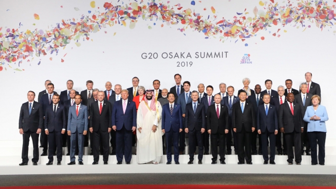 일본 오사카에서 열리 G20 정상회의에서 기념 촬영을 하고 있는 각국 정상들. [라트로브]