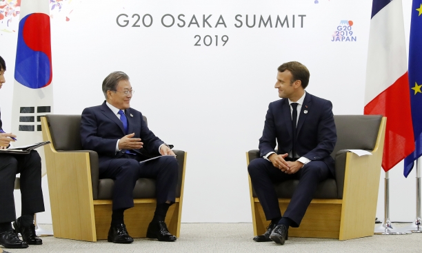 문재인 대통령이 28일 오사카 국제컨벤션센터 인텍스오사카에서 에마뉘엘 마크롱 프랑스 대통령과 정상회담을 하고 있다.  [뉴시스]