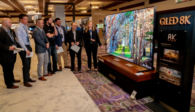 미국 세일즈 미팅에서 삼성전자의 8K QLED TV가 소개되고 있다. [출처=삼성전자]