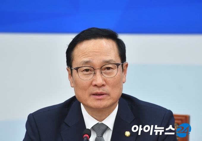 더불어민주당이 홍영표 의원을 정치개혁특별위원회 위원장에 추천했다.