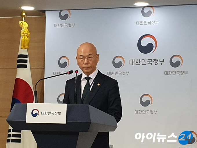 이효성 방송통신위원장이 임기 1년을 남기고 돌연 사의를 표명했다.
