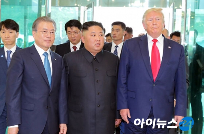 문재인 대통령과 김정은 북한 국무위원장, 도널드 트럼프 미국 대통령이 지난 30일 판문점에서 만났다.