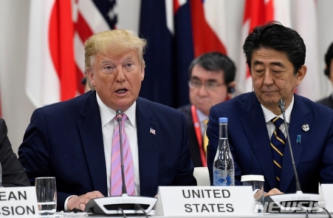 29일 G20 정상회담에서 트럼프 미 대통령의 발언을 경청하는 아베 일본 총리  [사진=뉴시스]