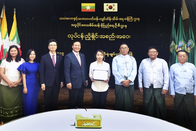 기업은행은 미얀마에 친환경 쿡스토브를 지원했다.[사진=기업은행]