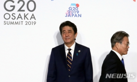 지난 28일 일본 G20 정상회담 당시 문재인 대통령이 아베 총리와 조우 후 회담장으로 이동하고 있다.  [사진=뉴시스]