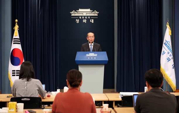 김유근 국가안전보장회의 사무처장이 12일 청와대 춘추관에서 일본 수출규제 조치 관련 브리핑을 하고 있다.  [뉴시스]