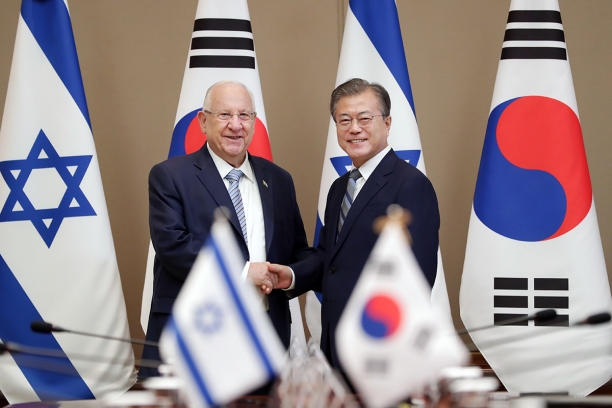 문재인 대통령은 15일 한국을 방문 중인 루벤 리블린 이스라엘 대통령과 정상회담을 갖고 FTA 조속 체결 등에 대해 논의했다. [청와대]