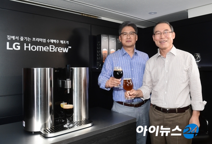 송대현 LG전자 H&M사업본부장(오른쪽)과 김정태 LG전자 한국B2C그룹장이 'LG 홈브루'를 선보이고 있다. 