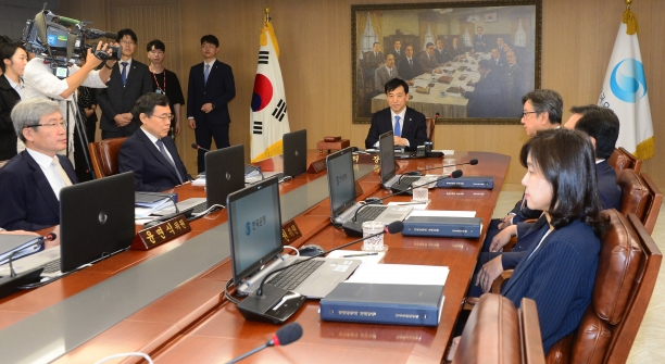 18일 이주열 한국은행 총재가 금융통화위원회 회의를 주재하고 있다. [사진=뉴시스]