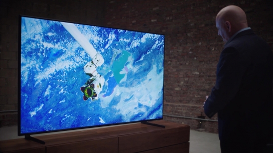 달착륙 우주비행사 스콧 켈리가 우주에서 촬영한 지구의 모습을 삼성전자 QLED 8K TV로 감상하고 있다.  [사진=삼성전자]