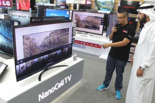 사우디아라비아 제다 소재 전자매장에서 한 방문자가 아랍어 음성 명령으로 LG TV 인공지능 기능을 체험하고 있다. [사진=LG전자]