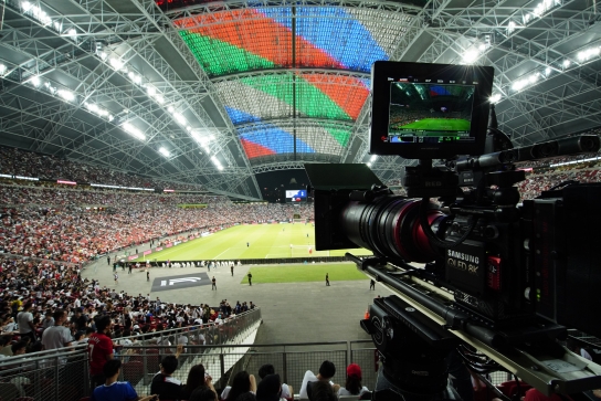 삼성전자 관계자들이 ICC 2019에서 세계적 축구 스타들의 경기 모습을 8K 카메라로 촬영하고 있다.  [사진=삼성전자]