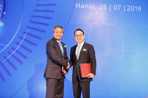 홍원표 삼성SDS 대표(오른쪽)와 응우엔 쭝 찡 CMC 대표가 지난 26일 베트남 하노이에서 전략적 투자 계약을 체결한 후 악수하고 있다. [사진=삼성SDS]