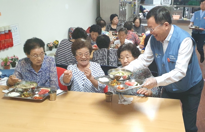 포스코건설 봉사단원들이 계양구 노인복지관에서 어르신 400여명에게 삼계탕을 대접하고 있다. [사진=포스코건설]