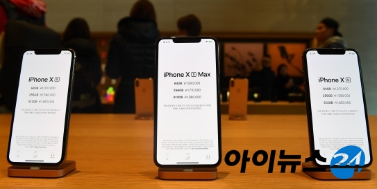 애플이 BOE, LG디스플레이에 차기 스마트폰 OLED 공급을 타진 중이다. 사진은 지난해 출시된 아이폰XS.    