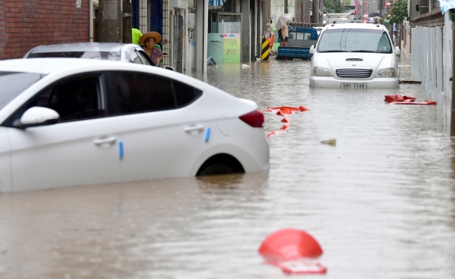 장마철 홍수로 침수된 차량 [사진=뉴시스]