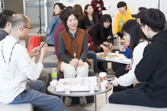 삼성전자 서울 R&D캠퍼스에 입주한 스타트업 관계자들이 'C랩 인사이트 살롱(Insight Salon)' 행사를 통해 아이디어를 나누고 있다. [사진=삼성전자]