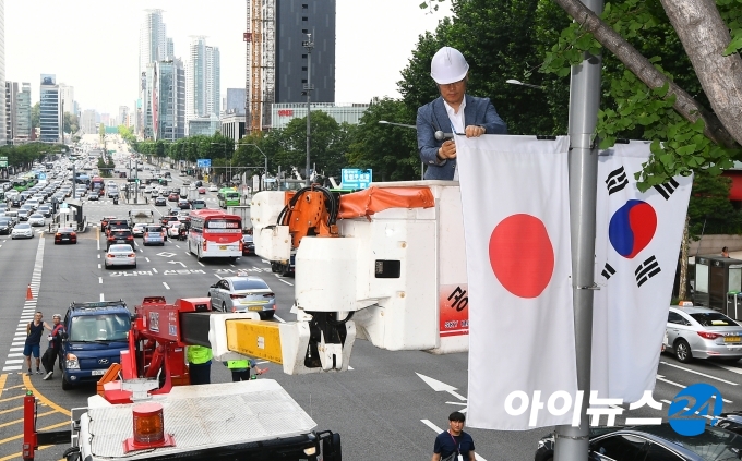 2일 일본 정부가 강제징용 배상 판결에 대한 보복조치로 한국을 '화이트리스트'에서 배제했다. 이에 서울 강남구는 일본 정부의 조치에 항의하는 뜻으로 거리에 내걸린 일장기를 모두 철거하고 있다. [사진=이영훈 기자]