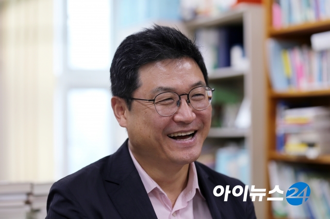 성동규 한국OTT포럼 회장은 한국 OTT 산업 발전을 위한 소명의식을 갖고 사회적 공감대 형성에 노력하겠다고 의지를 다졌다
