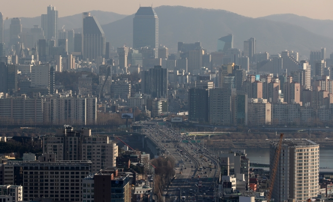정부는 지난 12일 민간택지 분양가 상한제 적용 기준 개선안을 발표했다. 사진은 서울 시내 모습. [사진=뉴시스]