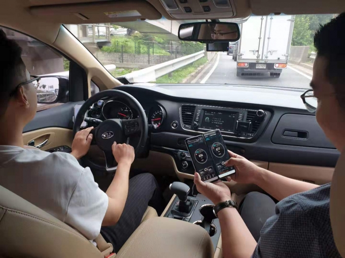 LG유플러스 직원들이 강변북로에서 자동차로 이동하면서 5G 속도품질을 테스트하고 있다. [출처=LG유플러스]