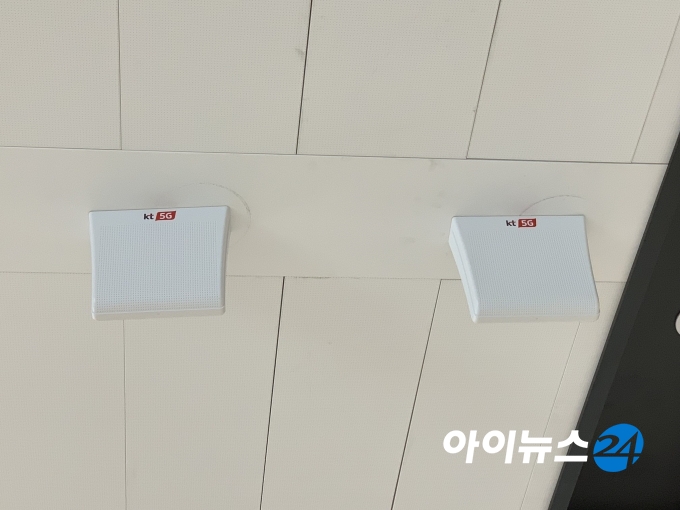 김포공항 국제선 1층 대합실 끝쪽에 위치한 5G 패치 안테나