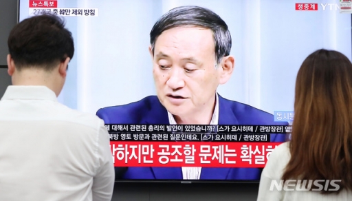 지난 2일 서울 전자랜드에서 아베 정부의 한국 백색국가 제외 내각결정 소식을 접하는 시민들의 모습 [사진=뉴시스]