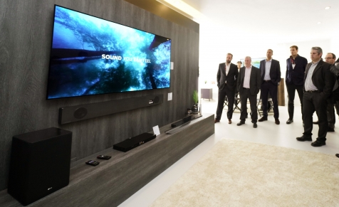 LG전자 유럽 거래처 주요 관계자들이 2019년형 LG 올레드 TV를 살펴보고 있다. [사진=LG전자]