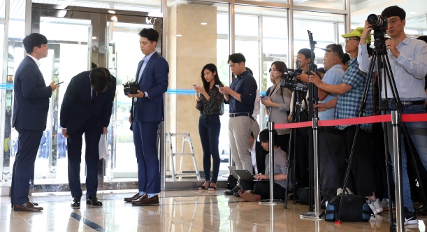 조국 법무부장관 후보자가 26일 오전 서울 종로구 적선현대빌딩에 마련된 청문회 준비사무실로 출근하며 입장을 밝힌 후 고개숙여 인사하고 있다.  [뉴시스]