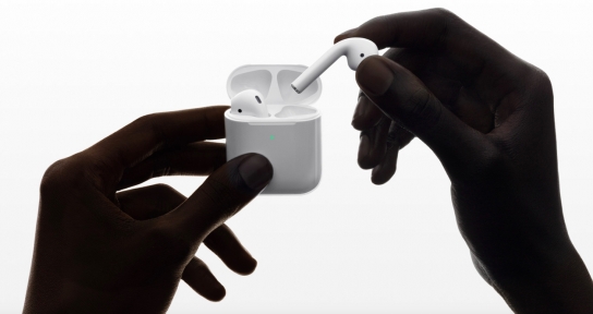 아마존이 애플 에어팟과 유사한 무선 이어폰을 개발하고 있다 [출처=아마존]