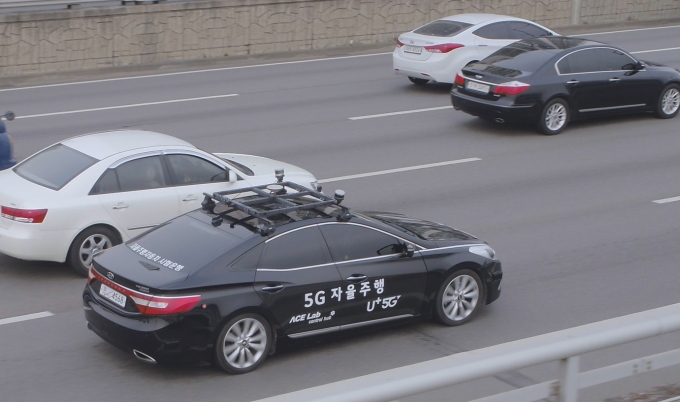 5G 기반 자율주행자동차가 강변북로를 주행하는 모습. [출처=LG유플러스]