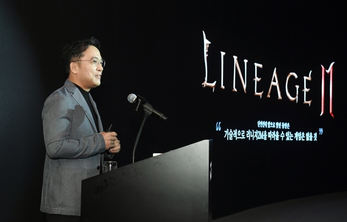 김택진 엔씨소프트 대표가 5일 신작 리니지2M을 소개하고 있다. [사진=엔씨소프트]