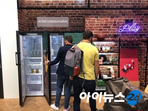 삼성전자 IFA 2019 생활가전 전시관에서 현지 관람객들이 비스포크 냉장고를 둘러보고 있다. 