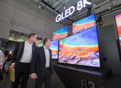 6일(현지시간) 독일 베를린 IFA 2019 삼성전자 전시관에서 관람객들이 QLED 8K TV 제품들을 살펴보고 있다.   [사진=삼성전자]