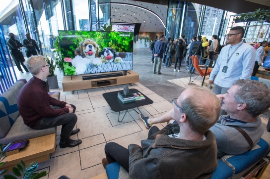 삼성전자 '삼성 킹스크로스' 관람객들이 거실 콘셉트의 전시 공간에서 8K TV를 시청하고 있다.  [사진=삼성전자]